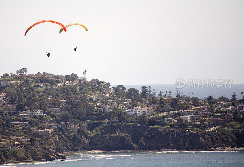 两个滑翔伞手La Jolla